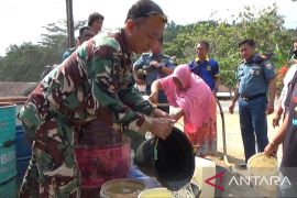 Lanal Kendari-PLN salurkan 120 ribu liter air bersih di Konawe