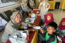 Polda Sulawesi Tenggara beri santunan dan layanan kesehatan Panti Asuhan Shabri