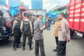 Polisi Ambon  amankan pembongkaran peti kemas kotak suara Pemilu