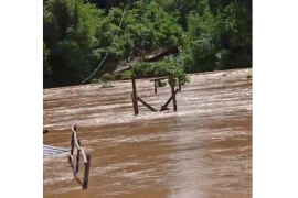 Jembatan gantung di Labian Iraang Kapuas Hulu hanyut akibat banjir