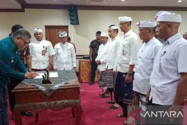Bupati Gianyar ganti tiga perbekel karena jadi calon legislatif