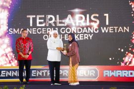 Khofifah serahkan sembilan penghargaan program SMA "double track"