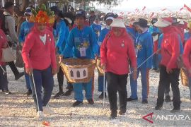 Iriana Jokowi tanam pohon dan bersihkan Pantai Kenjeran