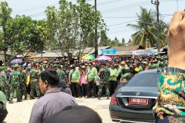 Warga sambut kedatangan Presiden di Pasar Rumbia