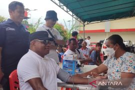 Alumni SMAN 2 Jayapura gelar pengobatan dan donor darah