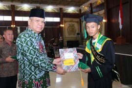 Pj Gubernur Kalbar mewisuda 74 hafidz 30 juz Al Quran