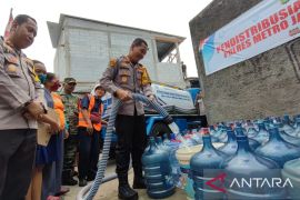 Musim kemarau, Polres Jaktim distribusikan 15.000 liter air bersih