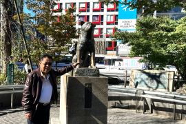 Catatan Ilham Bintang - Bang One Karni Ilyas Ikut Mengantre Berfoto dengan Patung Hachiko di Tokyo