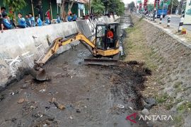 Masyarakat diminta tidak buang sampah di sungai