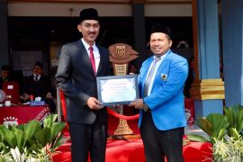 Bupati Saidi terima penghargaan saat Hari Sumpah Pemuda