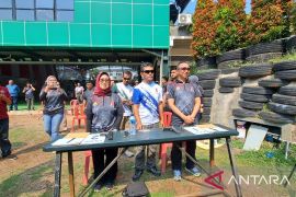 Polri gelar lomba menembak dengan peserta awak media