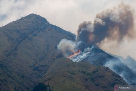 Kebakaran Gunung Merbabu akan dipadamkan dengan "water boombing"