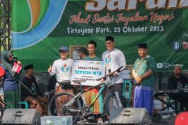 Ribuan warga Kediri ikuti jalan sarungan peringati Hari Santri 2023