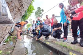 Warga Gang Margodadirejogelar lomba mancing di parit