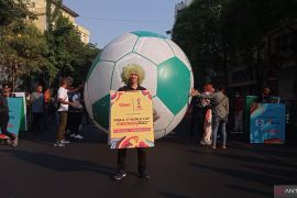 Bola raksasa iringi "Trophy Experience" Piala Dunia U-17 di Surabaya