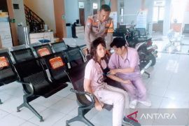 Diduga dicekoki obat remaja putri datangi kantor polisi