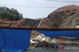 Gedung ambruk, pelayanan Kantor Imigrasi Kelas II TPI Cilegon dialihkan