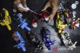 Kerajinan miniatur motor vespa dari limbah