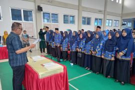 Bupati Rusma Yul Anwar lantik 327 Guru PPPK di Pesisir Selatan