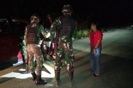 Satgas Pamtas RI-PNG melaksanakan razia malam hari cegah penyelundupan