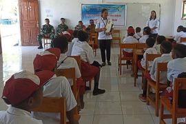 Satgas Yonif 200/BN beri penyuluhan kesehatan siswa SDN Kelila