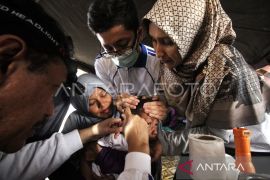 Orang tua diminta tak sembarang beri obat tetes telinga