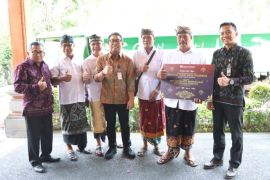 BI Bali bantu dua truk sampah untuk Pemkot Denpasar