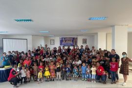 Alumni Unair beri bahan makanan untuk 40 balita di Jayapura