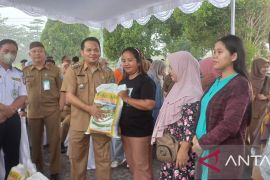Bangka Tengah salurkan 4.000 paket sembako di sembilan desa