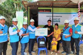 PLN gratiskan pasang listrik 116 keluarga lewat program "Light Up The Dream"