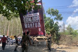 Atribut PDI Perjuangan dicabut sepanjang lokasi kunjungan Presiden Jokowi di Gianyar