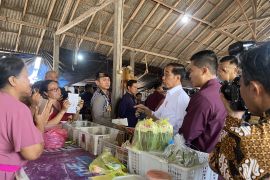 Presiden Joko Widodo bagikan uang modal usaha ke pedagang Pasar Bulan di Bali