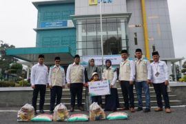 PLN Payakumbuh berbagi bingkisan HLN-78