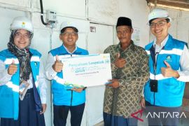 PLN bantu sambungan listrik warga kurang mampu di Sumenep