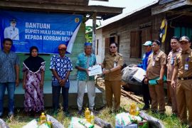 Bupati HST serahkan bantuan bagi korban puting beliung