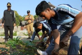 Ratusan siswa Kota Madiun tanam bibit pohon cegah bencana