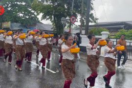Pawai Iraw Tengkayu Tarakan berlangsung meriah meski diguyur hujan