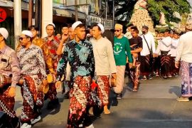 Semaraknya kirab sarung batik Pekalongan