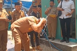 Puluhan tahun gunakan air keruh, warga Karet akhirnya punya sumur bor