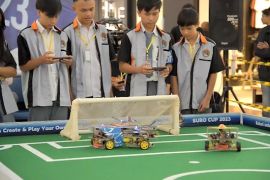 Pelajar beradu ketangkasan kompetisi robot Sulawesi Utara