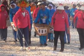Di Surabaya, Iriana ajak pelajar bergembira dan bersih-bersih pantai