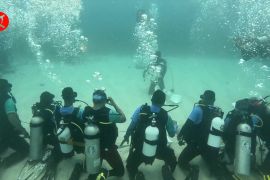 TNI-Polri dan penyelam Jayapura kibarkan bendera di bawah laut