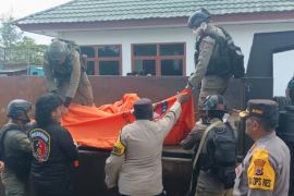 Aparat evakuasi 7 jenazah pendulang emas yang ditembak KKB - Video