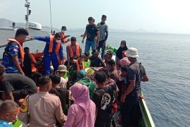 Tim SAR evakuasi medis korban digigit Komodo di Labuan Bajo