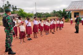 Satgas Pamtas RI-PNG Yonif 111 latih baris berbaris di SDN Kagewot