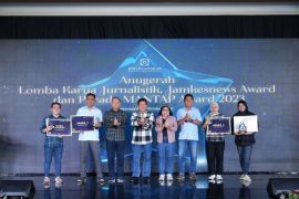 BPJS Kesehatan memberikan penghargaan kepada 20 jurnalis