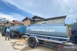 Lanal Kendari salurkan air bersih 10 ton kepada warga di Bungkutoko