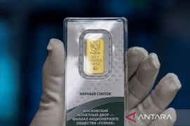 Emas naik didorong pelemahan dolar dan jatuhnya imbal hasil obligasi