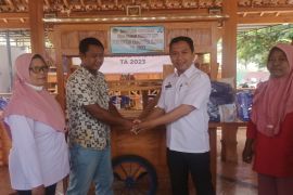 Dinsos Kabupaten Madiun beri bantuan puluhan gerobak UMKM