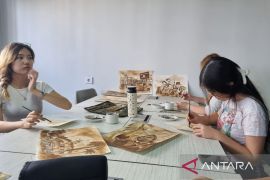 Mahasiswa Universitas Ciputra melukis dari ampas kopi